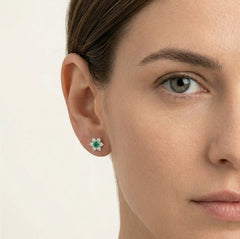 Stříbrné náušnice hvězda se syntetickým smaragdem a zirkony