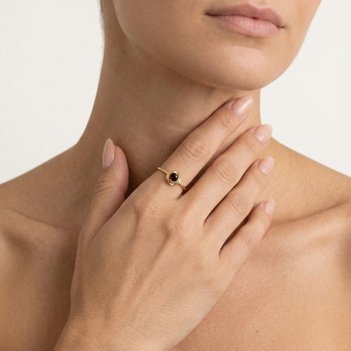 Půvabný kulatý granátový prsten pro ženy s jemným krokovým brusem