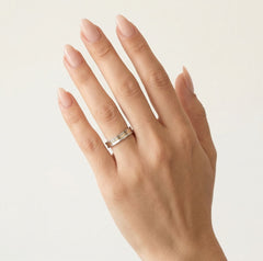 Anillo de boda pulido de oro blanco y amarillo