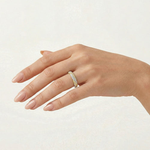 Glänzender Goldring mit Streifen