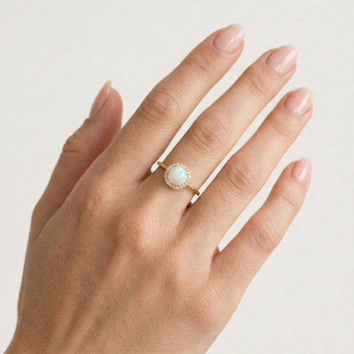 Anillo halo de ópalo blanco y oro