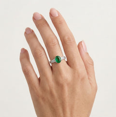 Nefritový prsten osazený v polo lunetě