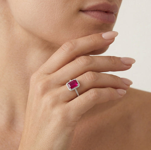 Anillo de plata con rubí sintético montado en garras