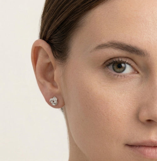  Drobné kroucené kuličkové náušnice