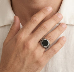 Pánský prsten ze stříbra s onyxem, kulatý rámeček