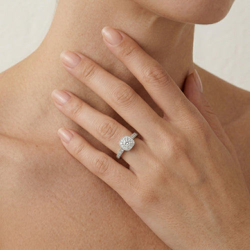 Luxusní zásnubní prsten z bílého zlata se zdobeným čtvercovým designem