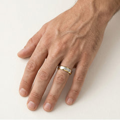 Solitaire weiß- und gelbgoldener Ehering