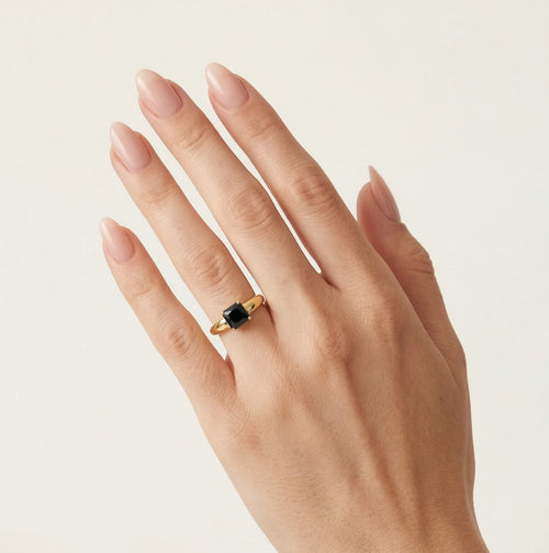 Přírodní etický prsten ze žlutého zlata s onyxem