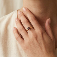 Krásný granátový dámský prsten se srdcem