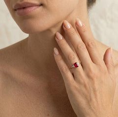 Důmyslný prsten z růžového zlata s diamanty a rubíny