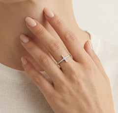 Bague élégante en argent sterling avec motif croix