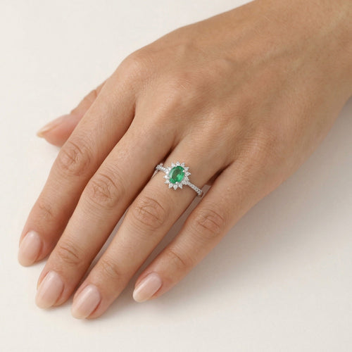 Nadčasový prsten s diamantem a smaragdem