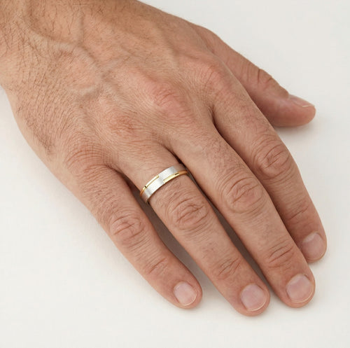 Alliance de mariage élégante en or blanc mat et or jaune poli