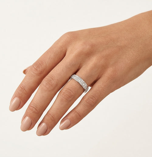 Anillo cuadrado de boda en oro blanco con diamantes