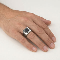 Pánský stříbrný prsten s kulatým onyxem a detailním zdobením