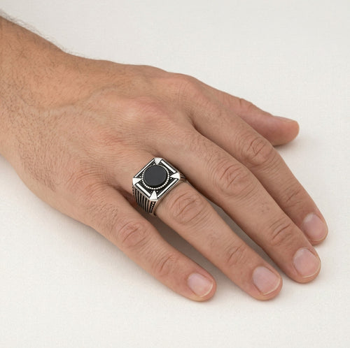 Pánský stříbrný prsten s kulatým onyxem a detailním zdobením