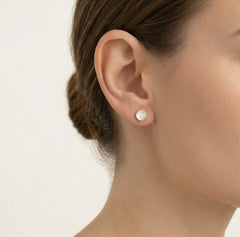 Boucles d’oreilles puces en or jaune avec perle