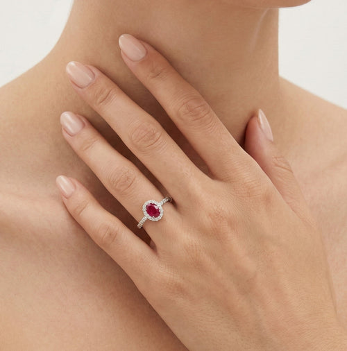 Bague en or blanc avec rubis et halo de diamants