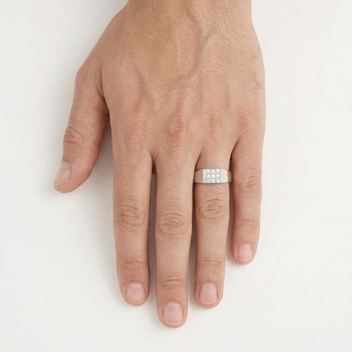 Elegantní pánský prsten z bílého zlata s kulatými diamanty