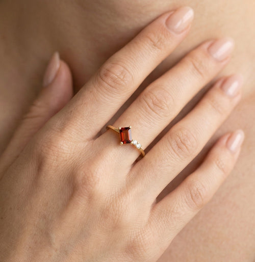 Smaragdschliff-Granat-Ring mit Zirkonia