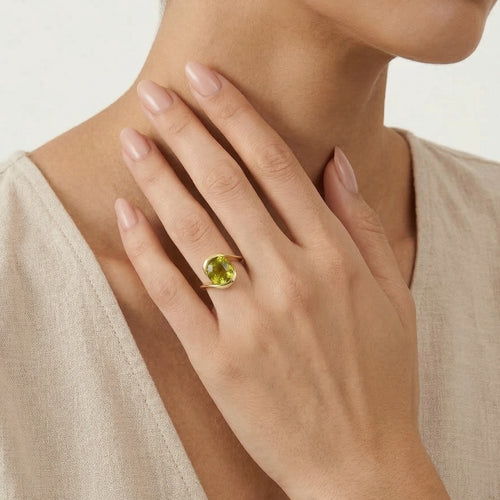 Bague chic en or avec moldavite ronde