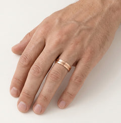 Prsten z růžového zlata s detailem kamene