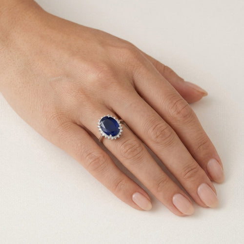Bague halo en argent sterling avec saphir ovale.