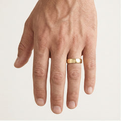 Masivní hladký snubní prsten ze žlutého zlata