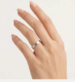 Anillo de boda de oro blanco con líneas pulidas.