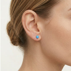 Clous d’oreilles en or avec opale bleue