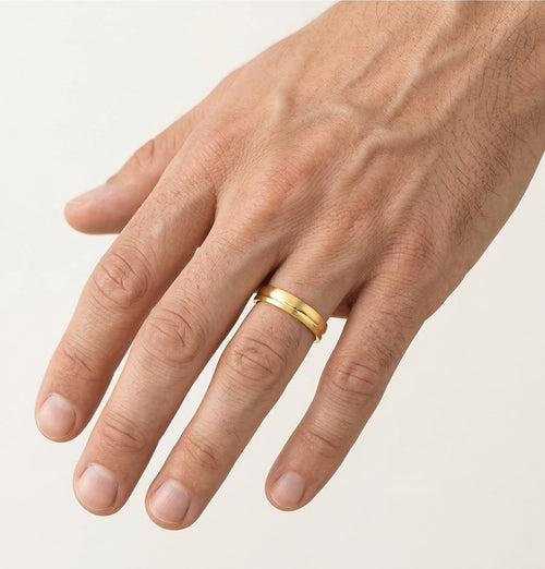 Bague de mariage solitaire en or jaune avec ligne gravée.