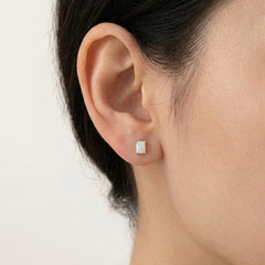 Čtvercové náušnice s bílým opálem pecky