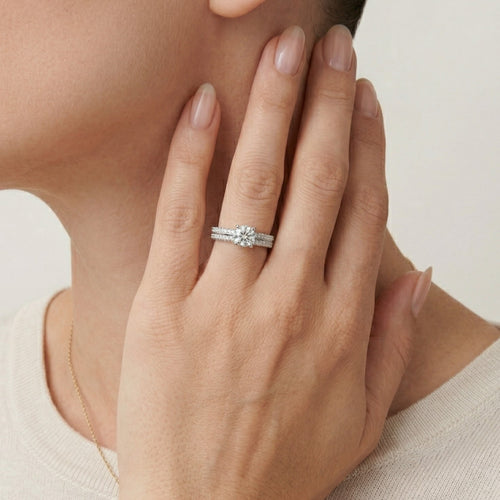 Elegantní prsten s centrálním kamenem a dvojitými řadami zirkonů