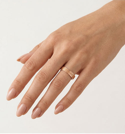 Bague de mariage classique en or rose avec lignes gravées
