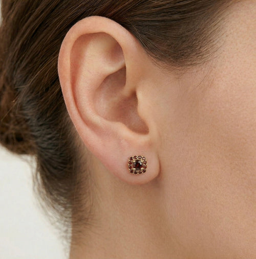 Pendientes de botón cuadrados de granate en oro