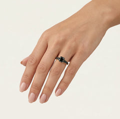 Anillo de oro amarillo con ónix negro elegante