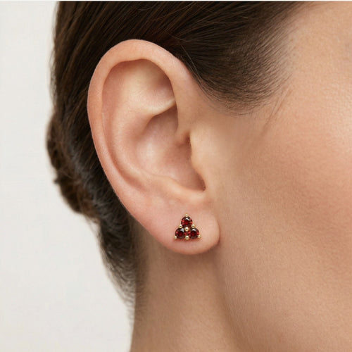 Trois grenats boucles d'oreilles puces.