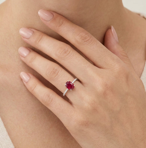 Bague en or blanc avec rubis ovale et diamants.