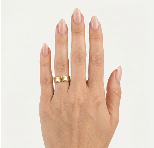 Anillo de boda de oro amarillo con detalles