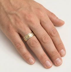 Einzigartige Trauringe aus Weiß- und Gelbgold