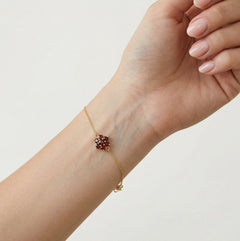 Garnet flower bracelet in yellow goldGranat-Blumen-Armband in Gelbgold