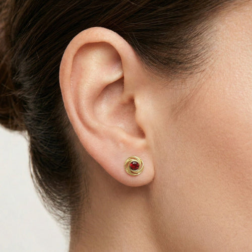 Boucles d'oreilles pour femmes en grenat rond taillé en fine étape.