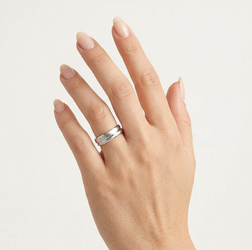 Anillo de oro blanco con línea tallada alrededor