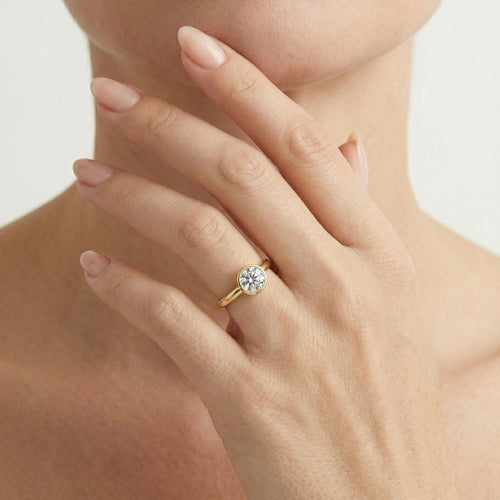 Anillo de oro amarillo con engaste de bisel y acabado lustroso