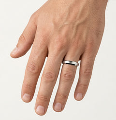 Alliance en or blanc avec pierres sur les bords