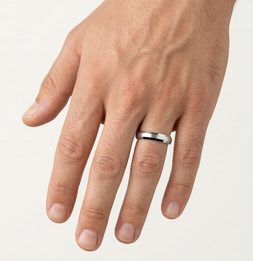 Alliance en or blanc avec pierres sur les bords