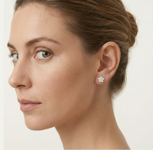 Stříbrné květinové náušnice s kulatými zirkony