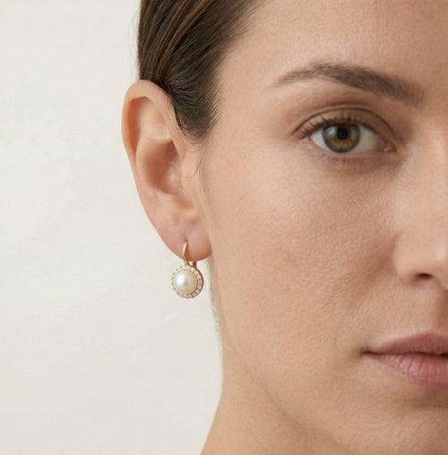 Boucles d'oreilles avec perle et halo.