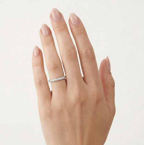 Lesklý prsten s řadou zirkonů pro ženy