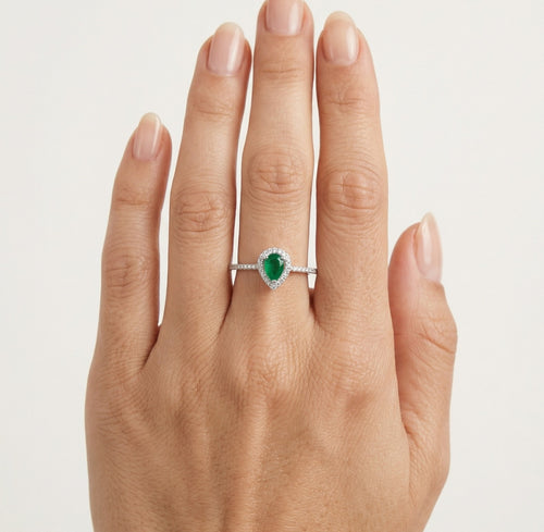 Stříbrný prsten se svatozáří a smaragdem